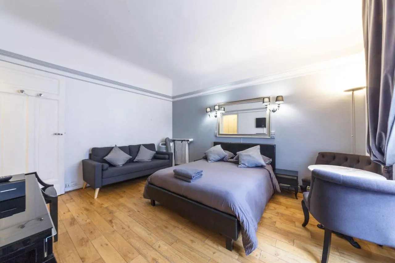 Apartment Private Studio - Avenue Des Champs-elysees Paris